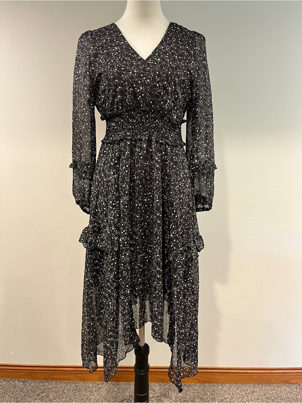 Black V-Neck Floral Smocked Waist Midi Dress size S/XS